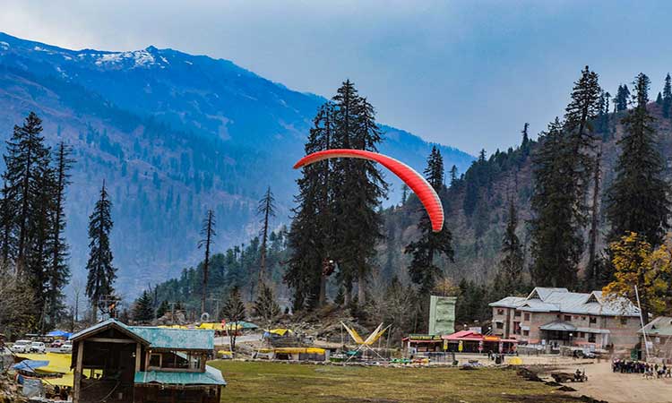 Paragliders_at_Solang_Valley